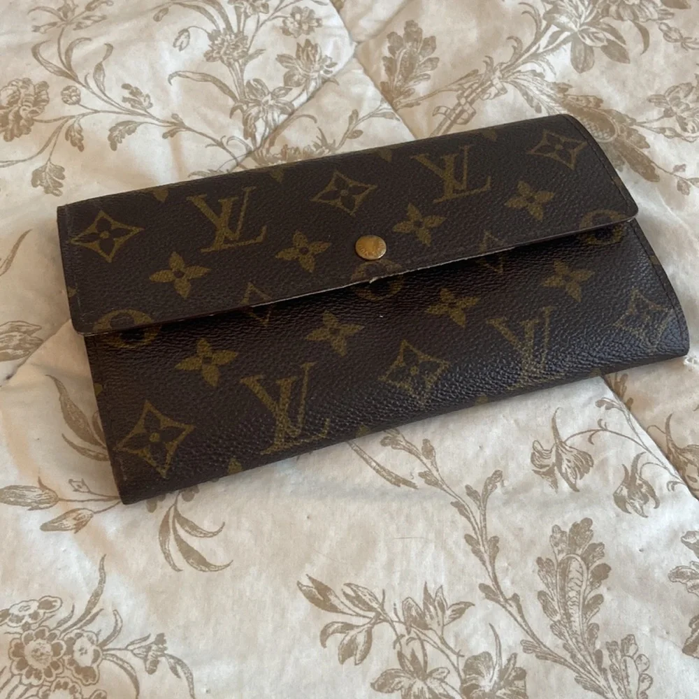 LV Monogram Sarah Wallet ~ Pre-loved Condition - Picture 2 of 14